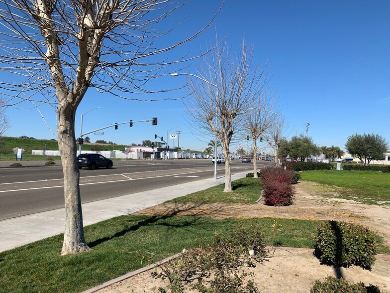 4240 N Golden State Blvd, Turlock, CA à louer - Photo de l’immeuble – Image 3 sur 7