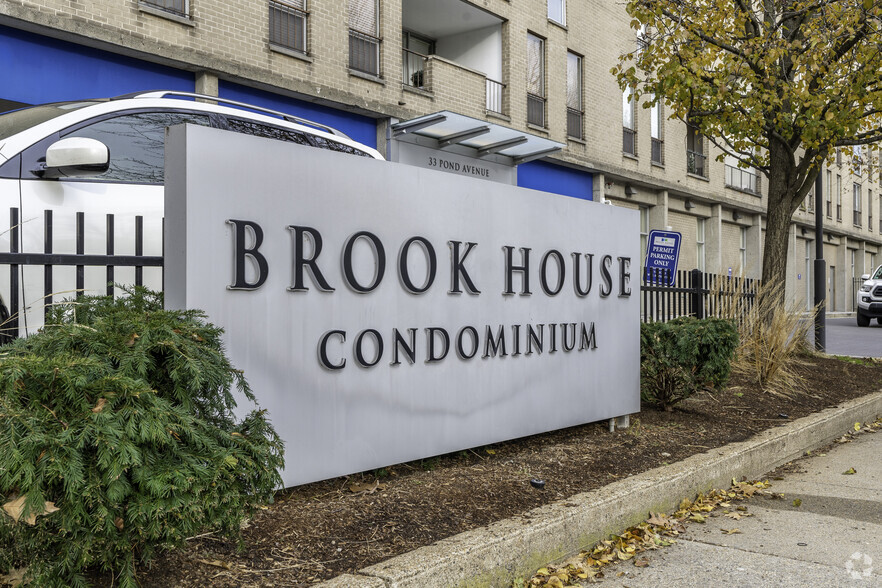 77 Pond Ave, Brookline, MA à vendre - Photo de l’immeuble – Image 1 sur 14