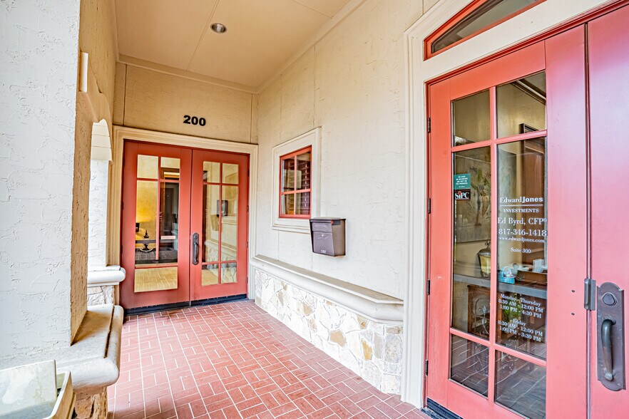 6620 Bryant Irvin Rd, Fort Worth, TX à louer - Photo de l’immeuble – Image 3 sur 23