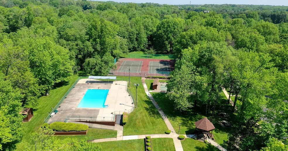 1 Amberly Dr, Manalapan, NJ à vendre - Photo de l’immeuble – Image 3 sur 4