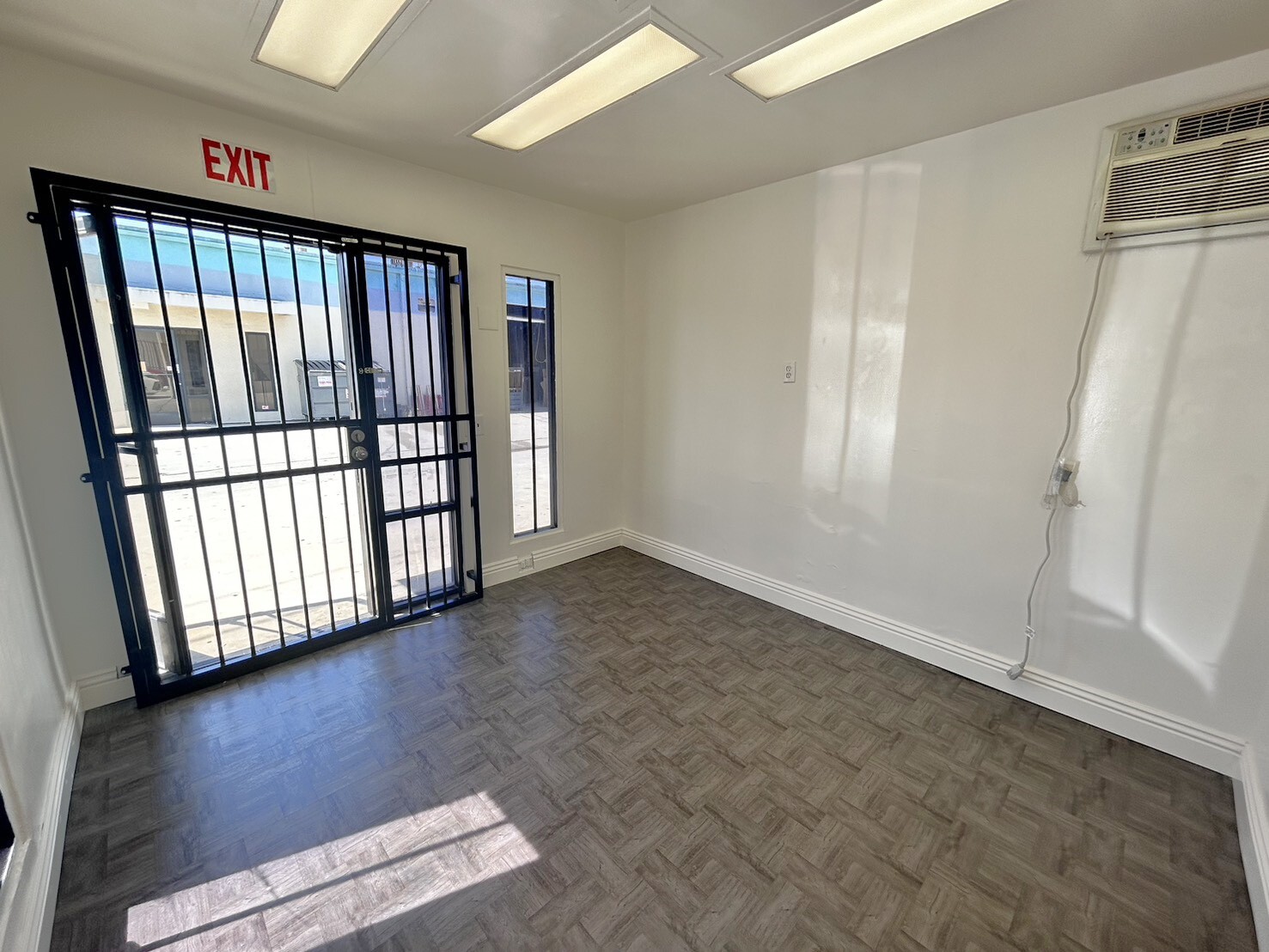 1915-1927 Santa Anita Ave, South El Monte, CA à louer Photo intérieure– Image 1 sur 6