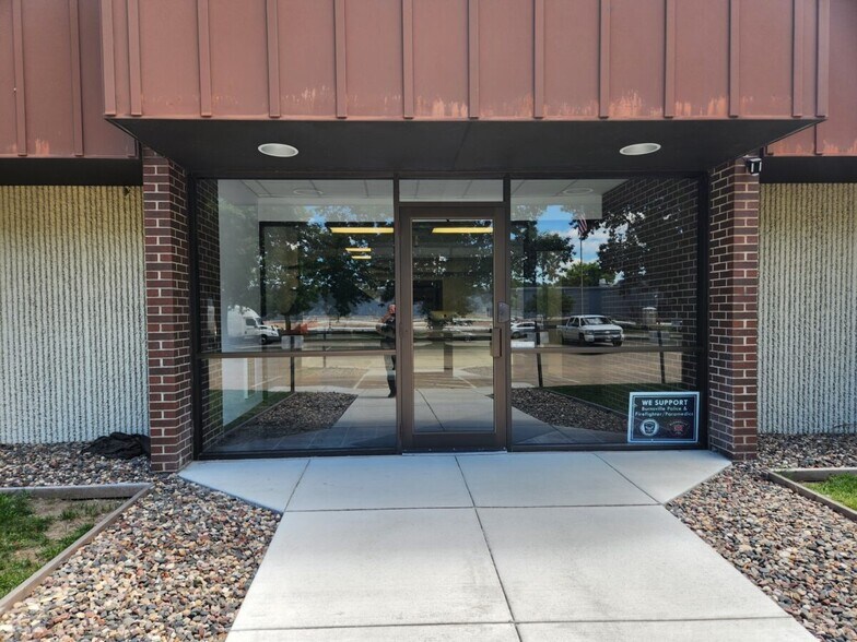 11531 Rupp Dr, Burnsville, MN à vendre - Photo de l’immeuble – Image 2 sur 18