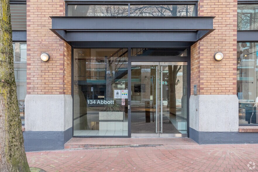 134 Abbott St, Vancouver, BC à louer - Photo de l’immeuble – Image 2 sur 4