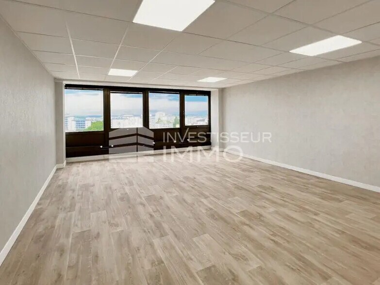 Bureau dans Boissy-Saint-Léger à louer - Photo de l’immeuble – Image 2 sur 7