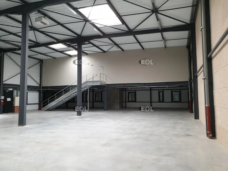 Local d’activités dans Genas à louer - Photo de l’immeuble – Image 3 sur 12