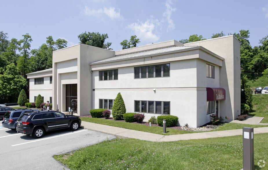 4731 Route 30, Greensburg, PA à louer - Photo principale – Image 1 sur 28