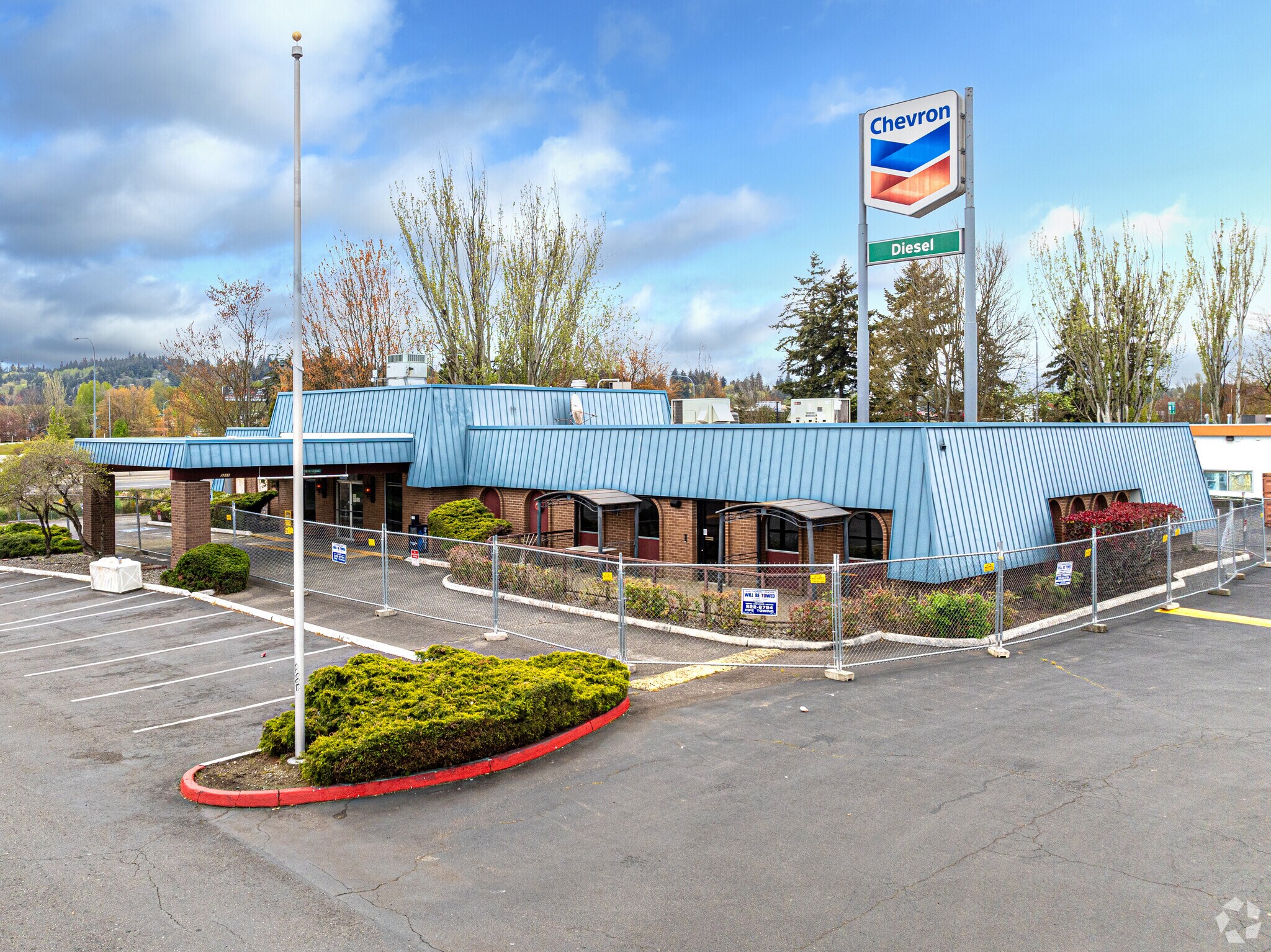 Former Johnny's & Starbucks portefeuille de 2 biens à vendre sur LoopNet.fr Photo principale– Image 1 sur 3