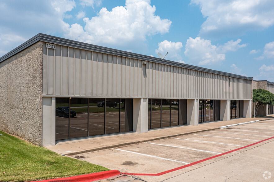 1201 W Carrier Pkwy, Grand Prairie, TX à louer - Photo de l’immeuble – Image 1 sur 18