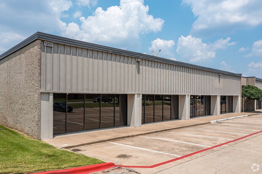 1213 W Carrier Pky, Grand Prairie, TX à louer - Photo de l’immeuble – Image 1 sur 18