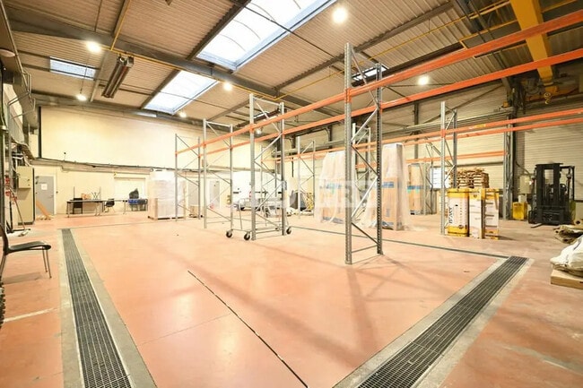 Plus de détails pour Bureau, Local d'activités à louer