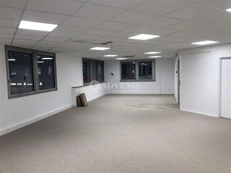 Bureau dans Montigny-le-Bretonneux à louer - Photo de l’immeuble – Image 2 sur 5