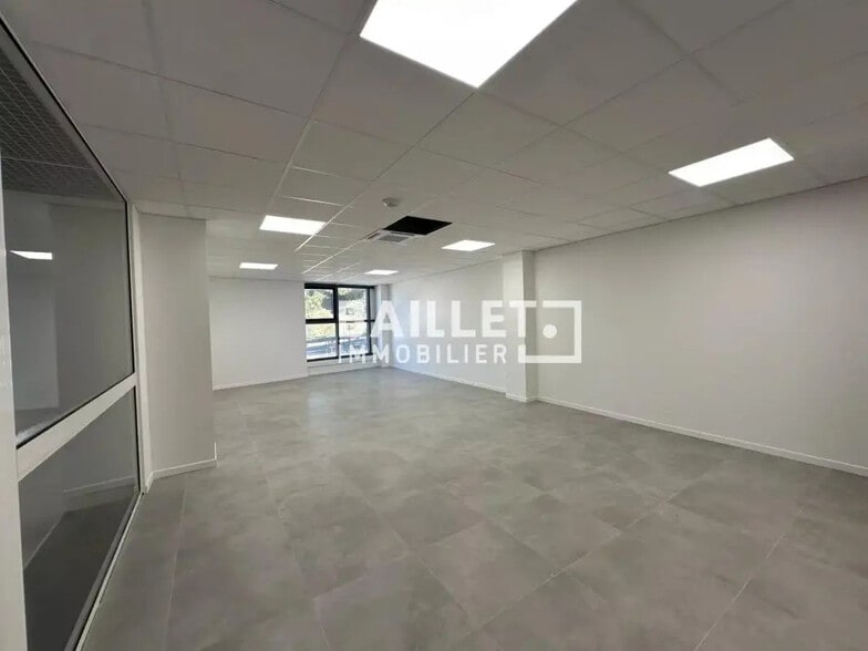 Bureau dans Villeneuve-Loubet à louer - Photo de l’immeuble – Image 3 sur 17
