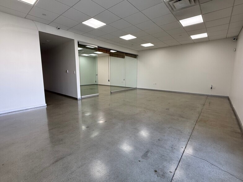 1562 N Gemini Pl, Anaheim, CA à louer - Photo de l’immeuble – Image 2 sur 11