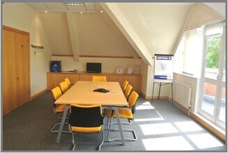 Portsmouth Rd, Esher à louer Photo intérieure– Image 2 sur 3