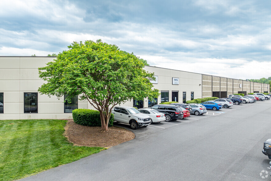 801 Pressley Rd, Charlotte, NC à louer - Photo principale – Image 1 sur 8