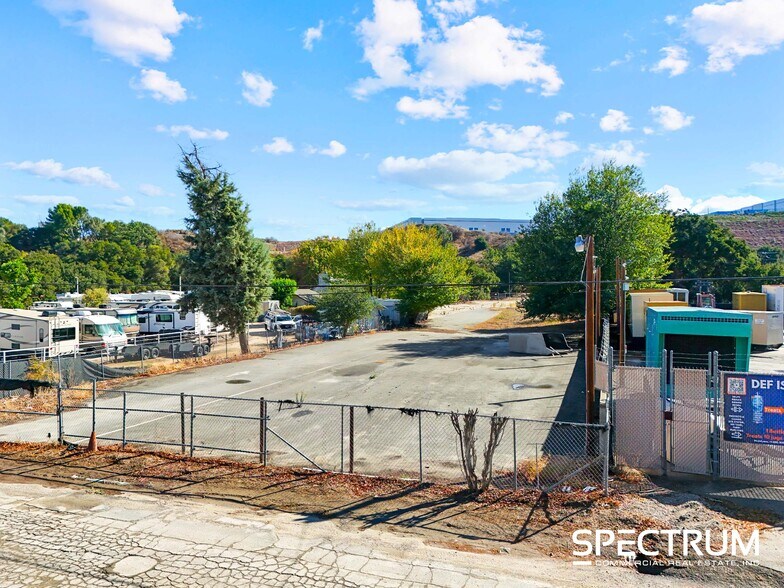 23642 Pine St, Santa Clarita, CA à vendre - Photo principale – Image 1 sur 30