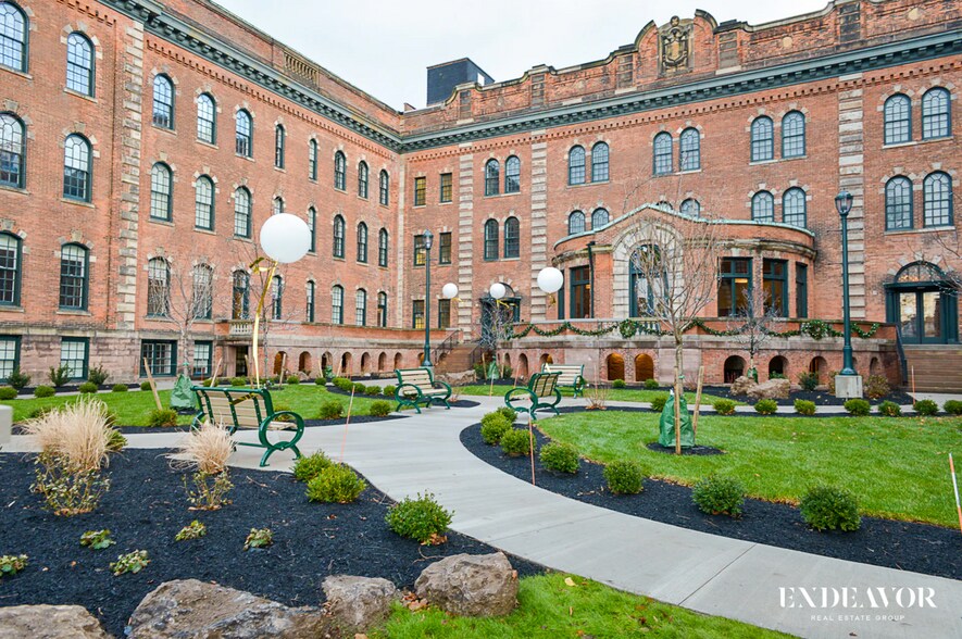 300 Alexander St, Rochester, NY à vendre - Photo de l’immeuble – Image 2 sur 46