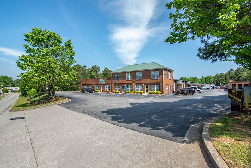 2445 Hilton Dr, Gainesville, GA à louer - Photo de l’immeuble – Image 3 sur 6