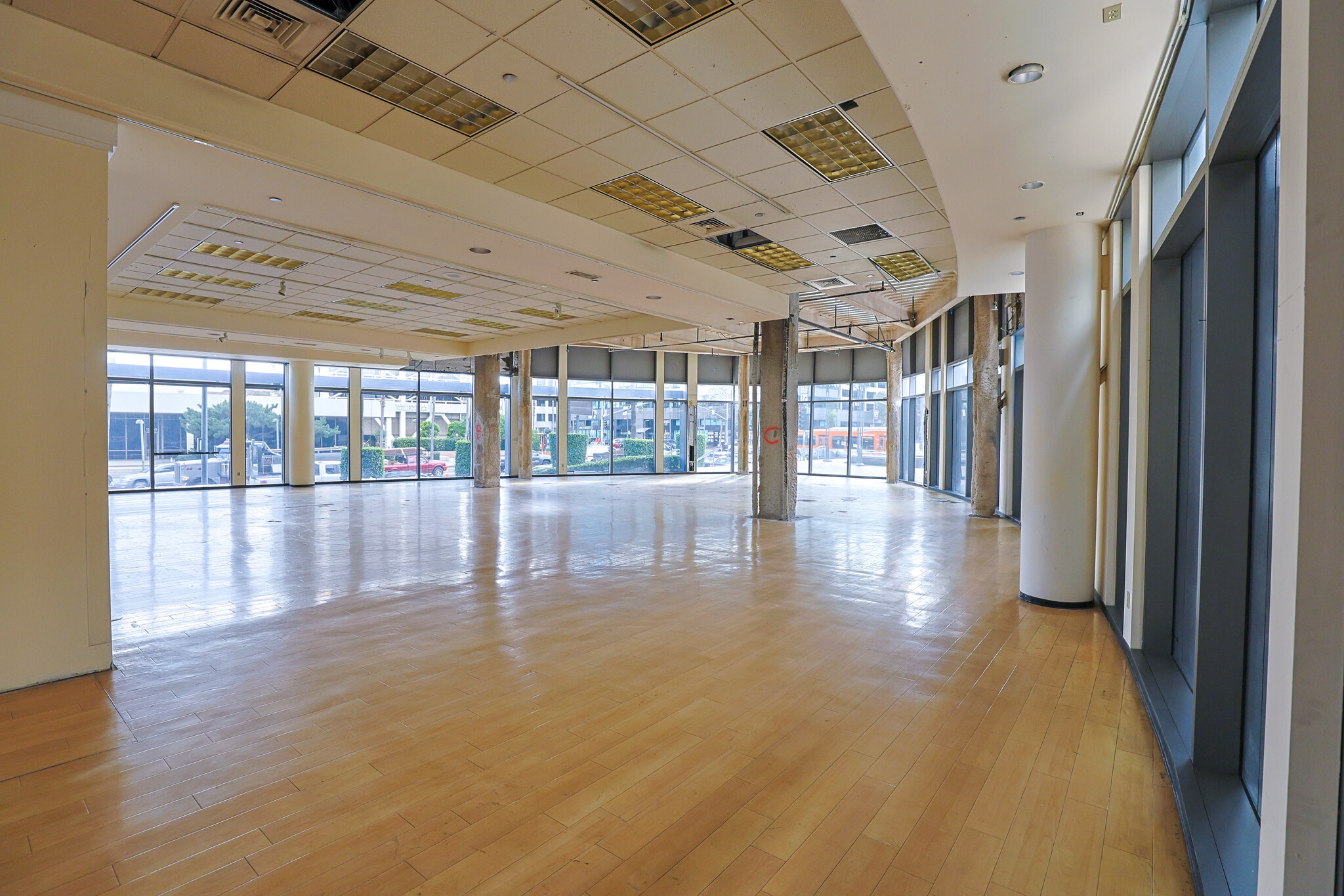 15301 Ventura Blvd, Sherman Oaks, CA à louer Photo intérieure– Image 1 sur 5