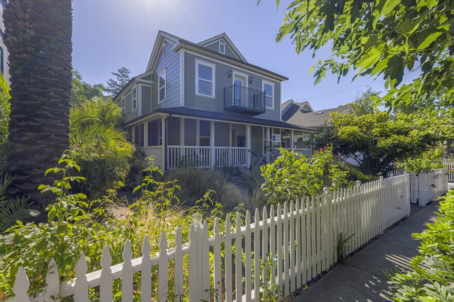 230 Center St, Healdsburg, CA à louer - Photo de l’immeuble – Image 3 sur 15