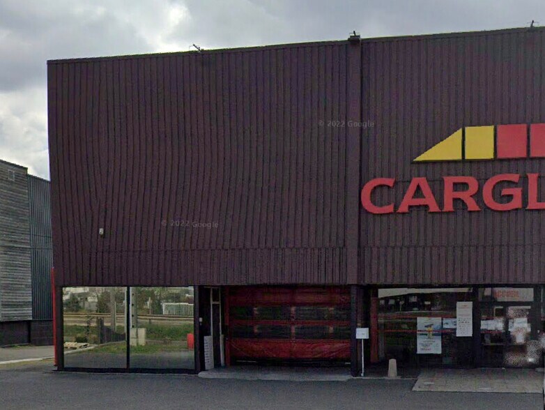 Local commercial dans Coignières à louer - Photo de l’immeuble – Image 1 sur 2
