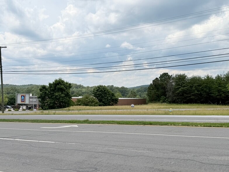 384 Commonwealth Blvd W, Martinsville, VA à vendre - Autre – Image 2 sur 4