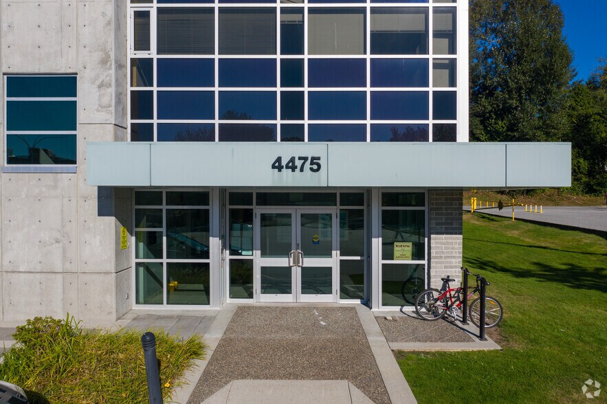 4475 Wayburne Dr, Burnaby, BC à louer - Photo de l’immeuble – Image 3 sur 5