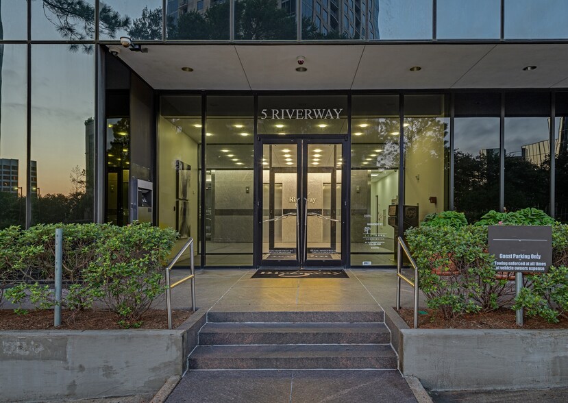 5 Riverway, Houston, TX à vendre - Photo de l’immeuble – Image 2 sur 12