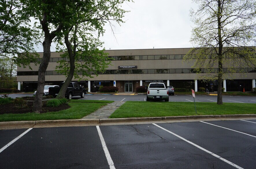 131 Elden St, Herndon, VA à vendre - Photo de l’immeuble – Image 3 sur 15