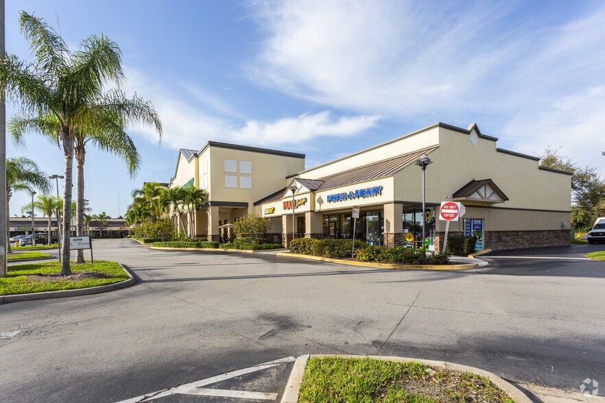 14960 Tamiami Trl E, Naples, FL à louer - Photo principale – Image 3 sur 11