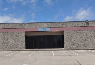 2100 S Great Southwest Pky, Grand Prairie, TX à louer Photo de l’immeuble– Image 2 sur 11