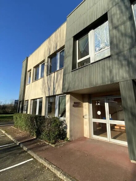 Local d’activités dans Coignières à louer - Photo de l’immeuble – Image 1 sur 5