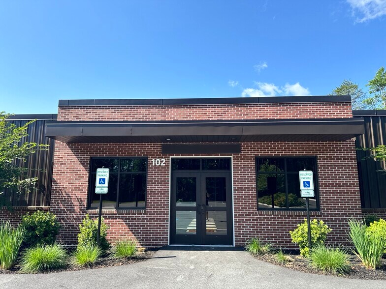 42 Industrial Park Rd, Saco, ME à louer - Photo de l’immeuble – Image 1 sur 11