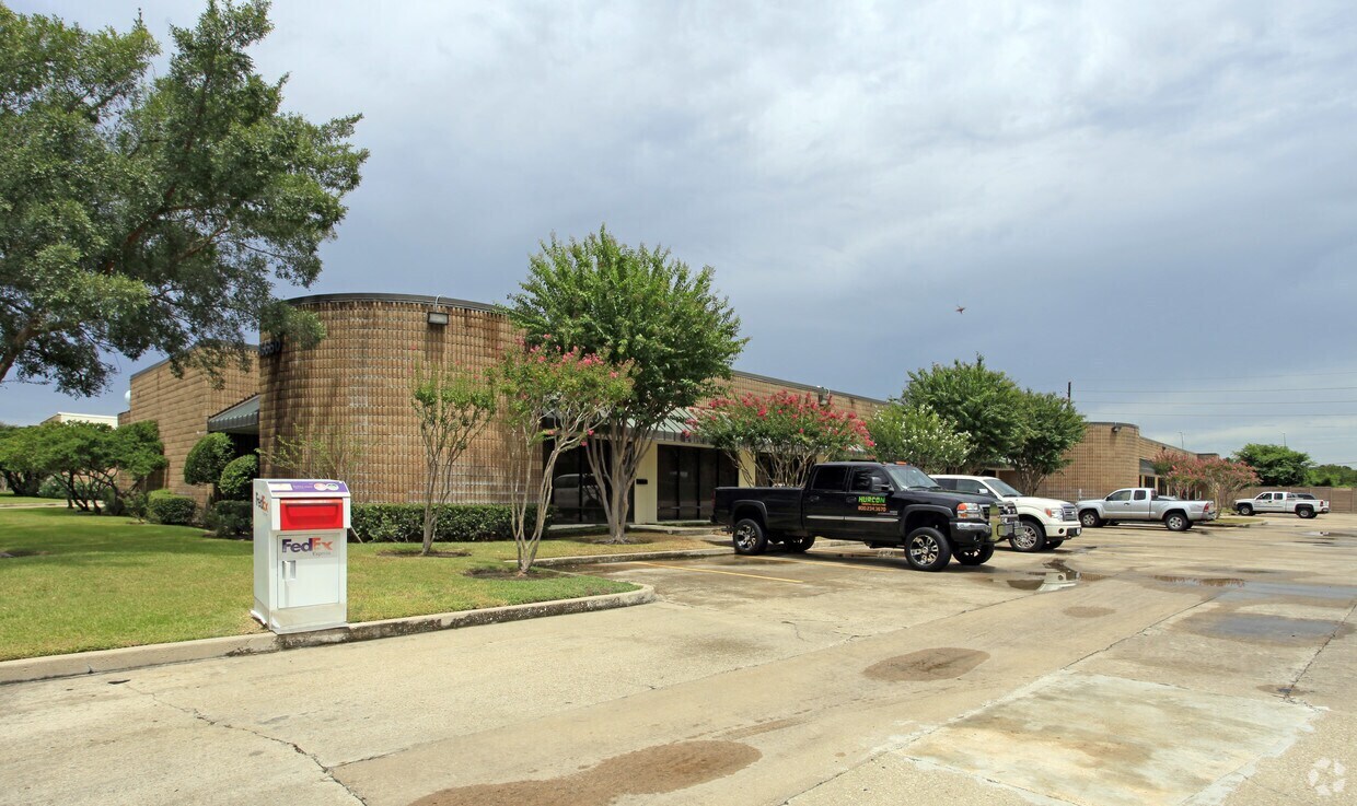 15660 W Hardy Rd, Houston, TX à louer Photo de l’immeuble– Image 1 sur 2