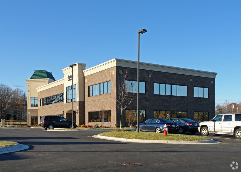 1400 Eastchester Dr, High Point, NC à vendre - Photo de l’immeuble – Image 2 sur 38