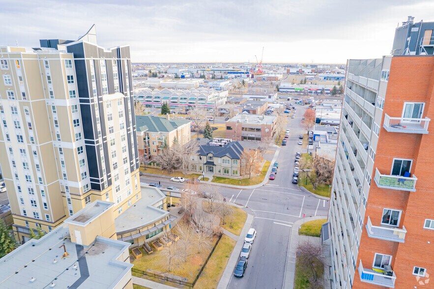 5740 2nd St SW, Calgary, AB à vendre - Aérien – Image 2 sur 3