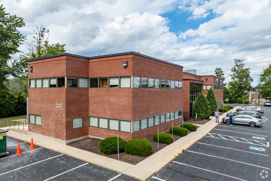 18 Pelham Rd, Salem, NH à louer - Photo de l’immeuble – Image 2 sur 6