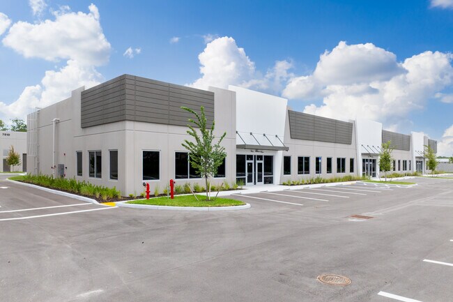 Plus de détails pour 7530 Penzance Blvd, Fort Myers, FL - Industriel/Logistique à louer