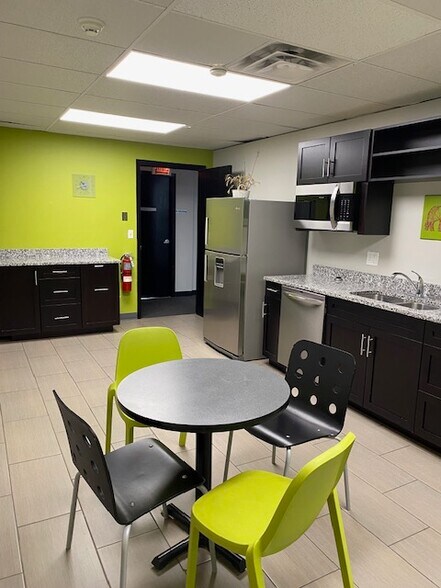 700 Nicholas Blvd, Elk Grove Village, IL à louer - Photo intérieure – Image 2 sur 9