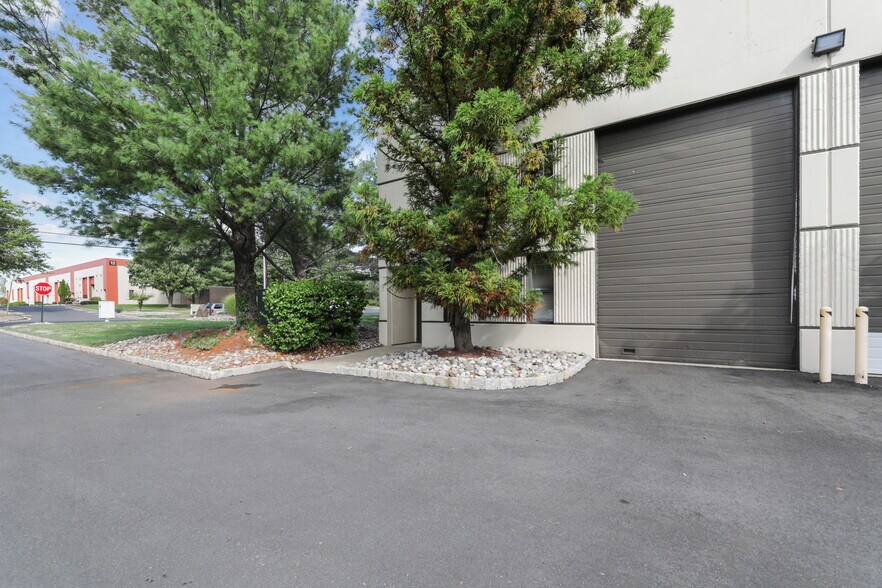 14 Ilene Ct, Hillsborough, NJ à vendre - Photo de l’immeuble – Image 3 sur 4
