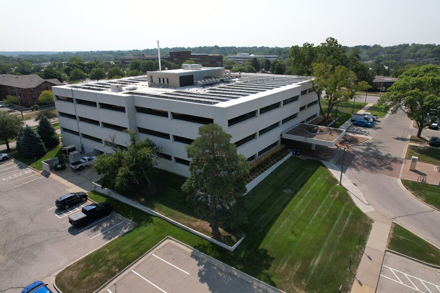 2829 Westown Pky, West Des Moines, IA à louer - Photo de l’immeuble – Image 1 sur 8