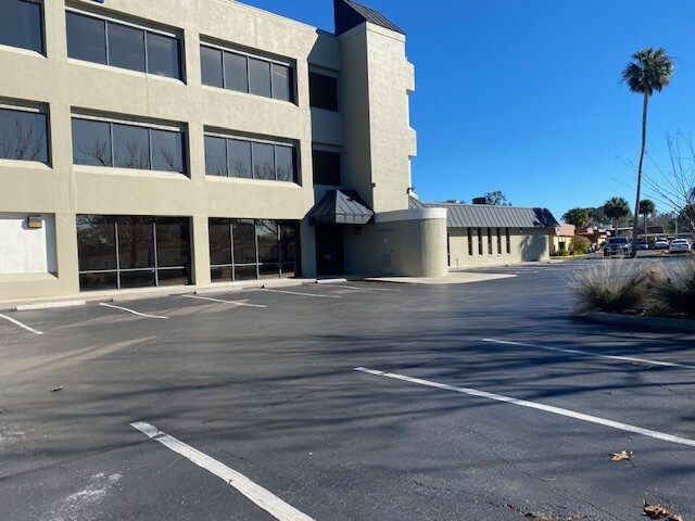 570 Memorial Cir, Ormond Beach, FL à louer - Photo de l’immeuble – Image 2 sur 3