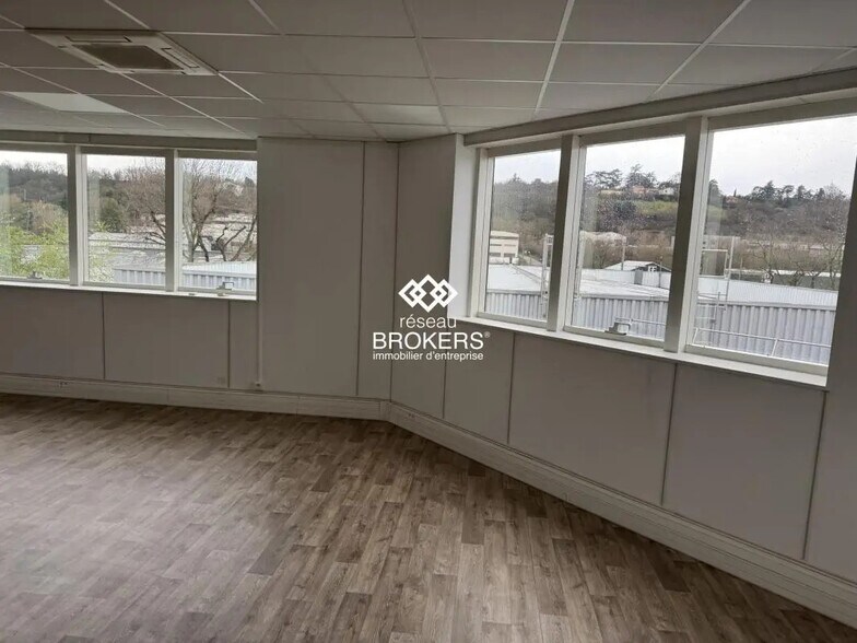 5 Chemin Du Favier, Saint-Genis-Laval à louer - Photo de l’immeuble – Image 3 sur 6