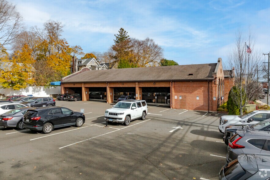 199 Elm St, New Canaan, CT à vendre - Photo de l’immeuble – Image 2 sur 37