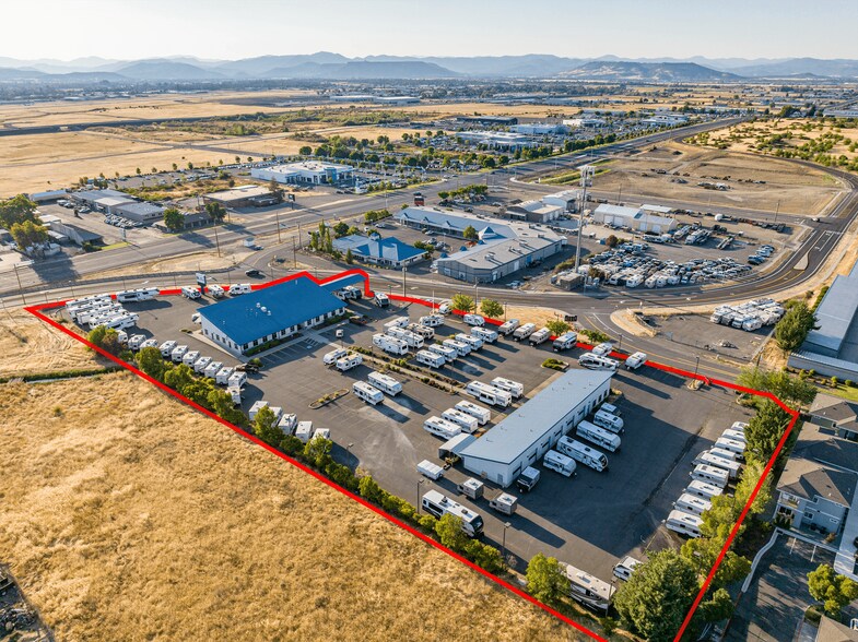 3976 Crater Lake Ave, Medford, OR à louer - Photo de l’immeuble – Image 3 sur 65