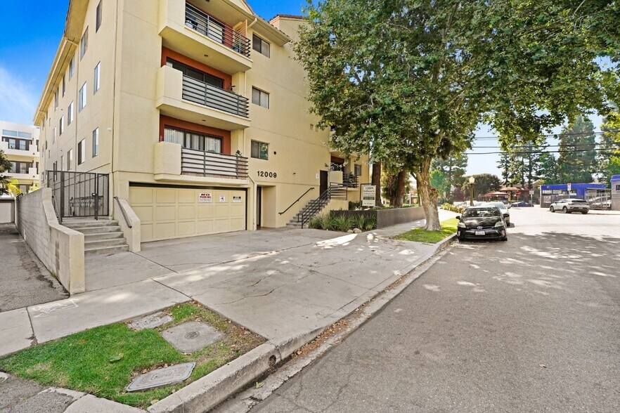 12009 Hoffman St, Studio City, CA à vendre - Photo de l’immeuble – Image 2 sur 13