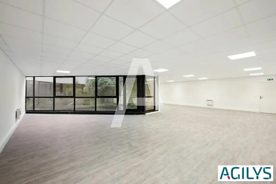 Local d’activités dans Villebon-sur-Yvette à louer - Photo de l’immeuble – Image 3 sur 13