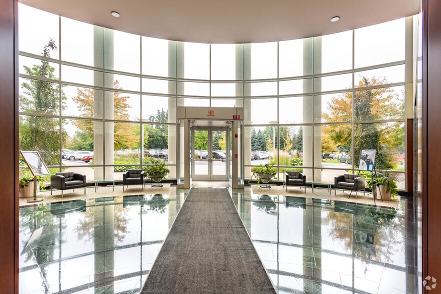 27555 Executive Dr, Farmington Hills, MI à louer - Hall d’entrée – Image 3 sur 8