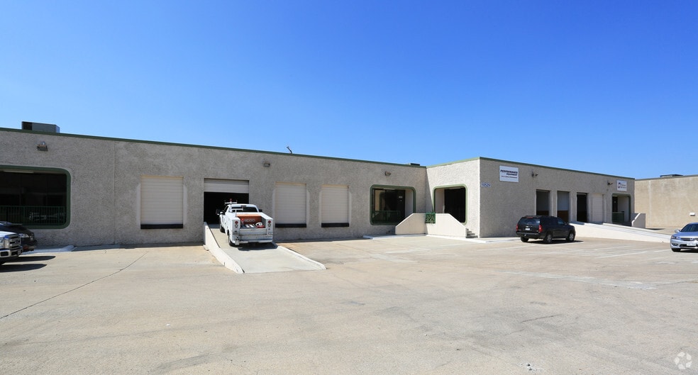 10501-10537 King William Dr, Dallas, TX à louer - Photo de l’immeuble – Image 3 sur 3