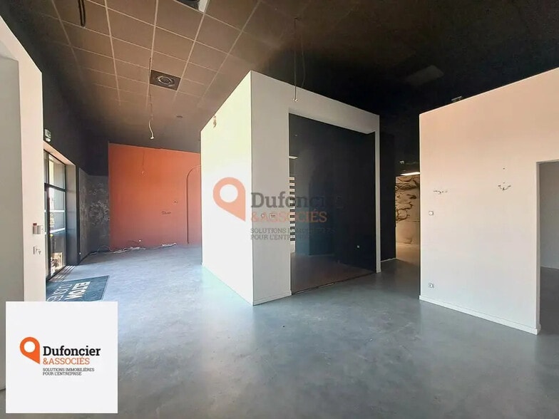 Local commercial dans Poitiers à louer - Photo de l’immeuble – Image 2 sur 5